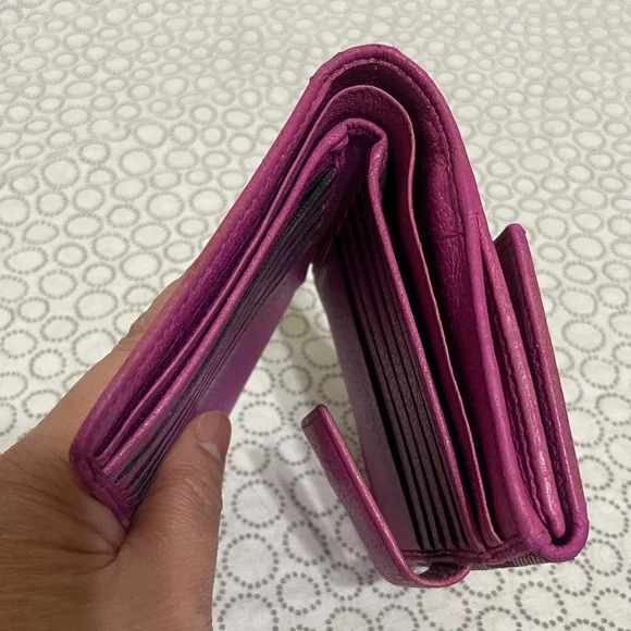 Gucci Tan and Pink Monogram Wallet - Picture 13 of 15